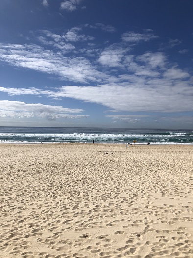 ボンダイ(Bondi)ビーチの白い砂浜ビーチ