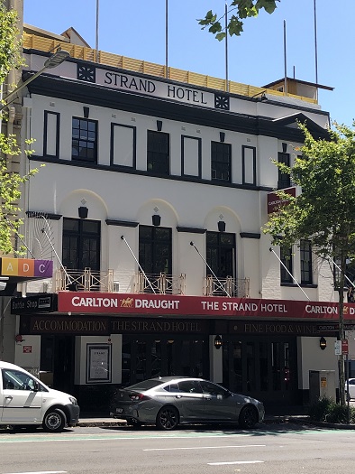 シドニーブルーバードの前のパブ「The Strand Hotel」