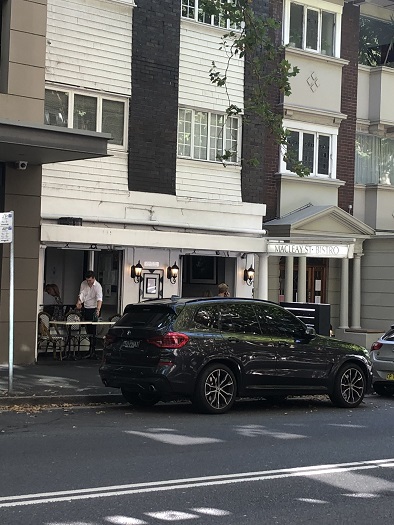 マックリー ホテル前の「Macleay St Bistro」