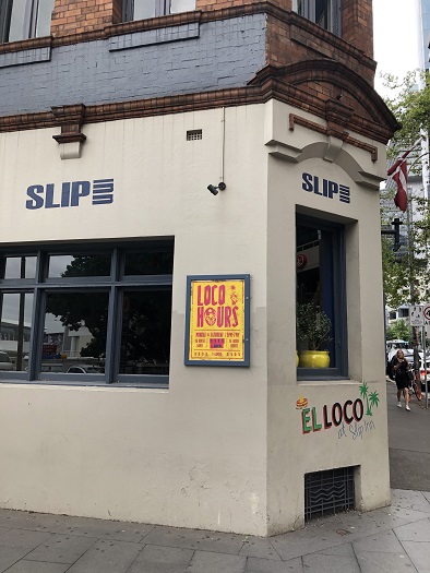 メトロアパートメントオンダーリングハーバー前の「SLIP INN」