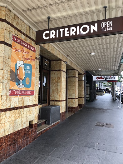 パークレジスシティセンターシドニー前のパブ「Criterion Hotel」