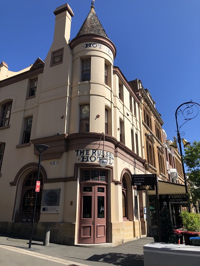 ラッセルホテルシドニー（The Russell Hotel Sydney）の入り口