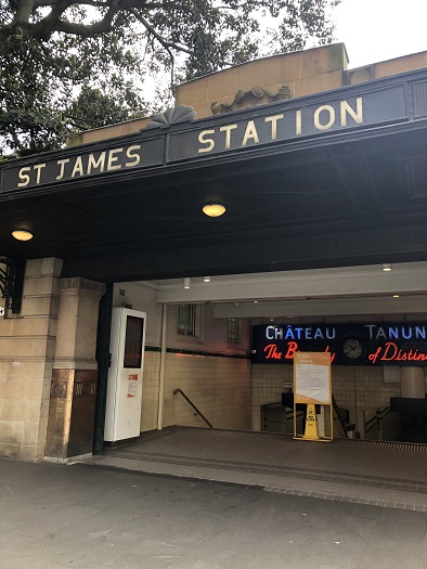 シェラトンオンザパークホテルシドニー近くのSt James駅