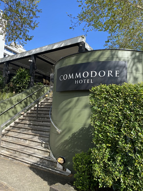 シドニーのパブ「コモドールホテル Commodore Hotel」