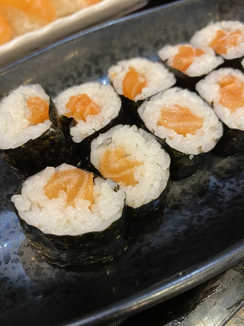 シドニーのお寿司屋さん「Boom Sushi」のサーモンの巻きずし