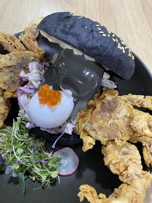 シドニーのカフェ「Chimichuri」の「Black Benedict」