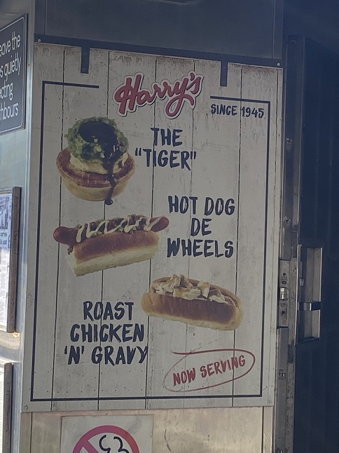 シドニーの有名パイ&ホットドッグ屋「ハリーズカフェ・デ・ホイールズHarry's Cafe De Wheels」