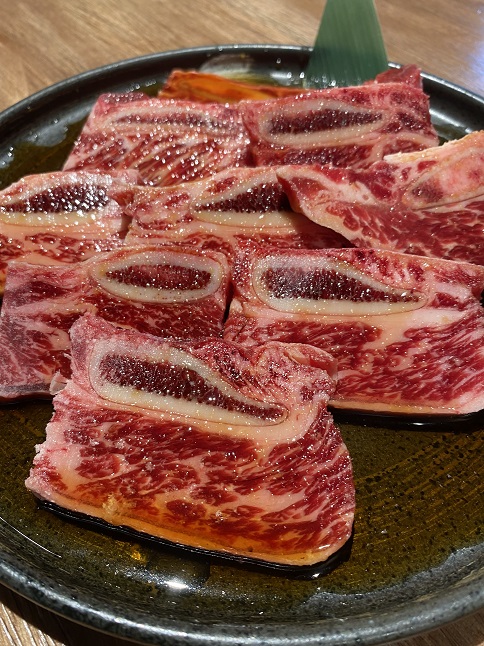 シドニーの焼肉屋「Ebisu Yakiniku & Yakitori」の骨付きカルビ