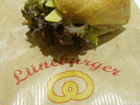 シドニーのQVBの地下道にあるいつも行列のドイツ系パン屋で買ったサンドイッチ