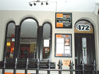 シドニーのサリーヒルズにあるインド料理レストランのマヤ・タンドーリ（Maya Tandoori）の入り口