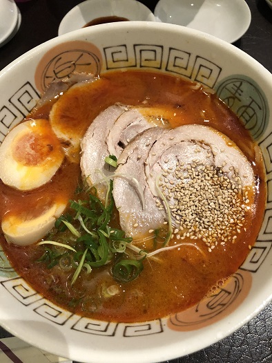 シドニーのラーメン屋　亮亭（Ryotei）のちぢれとんこつ香油麺