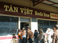 シドニーのカブラマッタにあるベトナム料理レストラン「Tan Viet」の行列