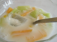 �V�h�j�[�̃j���[�^�E���ɂ���^�C�������X�g�����uYai's Thai�v�̃����`�Z�b�g�ɕt���Ă���f�U�[�g
