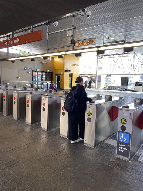 オーストシドニーの駅の改札