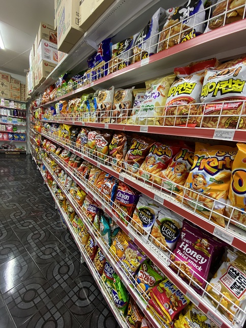 タウンホールの韓国系スーパーマーケット「City Hanho Grocery」のお菓子