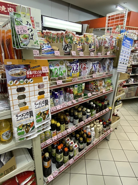 タウンホール裏の日本のスーパー「コンビニ８」