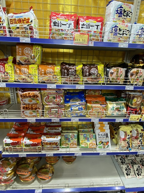 タウンホール裏の日本のスーパー「マル優（Maruyu）」のインスタントラーメン