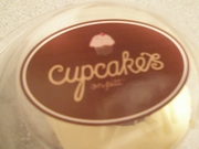 Cupcakes on Pittのカップケーキ屋のロゴ