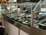 シドニー・フィッシュマーケットのカウンターに並ぶ牡蠣