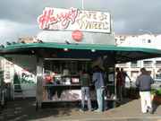 シドニーの有名パイ&ホットドッグ屋「ハリーズカフェ・デ・ホイールズHarry's Cafe De Wheels」