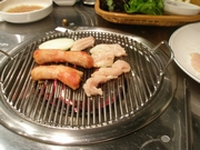 シドニーのおすすめ韓国焼肉レストラン「オーバルタン」：チャコールで焼肉中